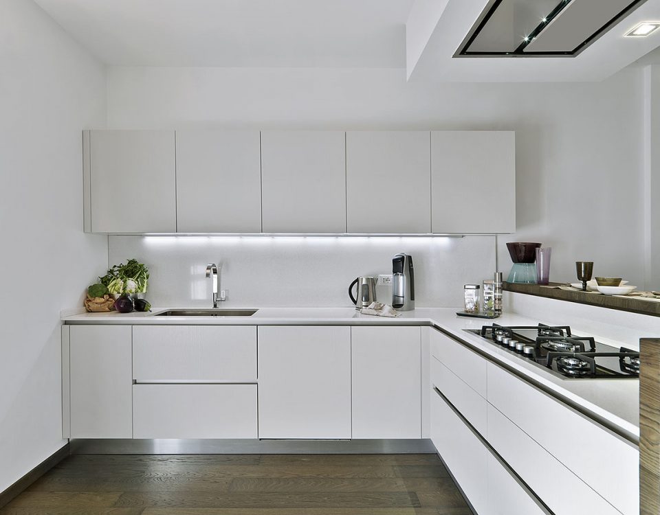 moderna cucina in laminato bianco e pavimento di legno